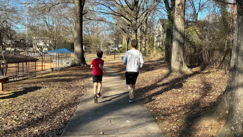 Maraton Bersama Anak saya dan saya berlari 5k yang sama. Ketika dia tidak muncul di garis finis, saya mencarinya