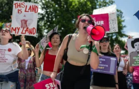 Demonstrasi Kampanye Biden mengedepankan hak-hak reproduksi ketika mereka berencana untuk mengikat Trump pada larangan aborsi