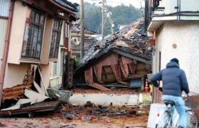 Berita Bencana alam ‘Berjuang melawan waktu’ untuk menemukan korban gempa saat Jepang mencabut peringatan tsunami dan jumlah korban tewas meningkat