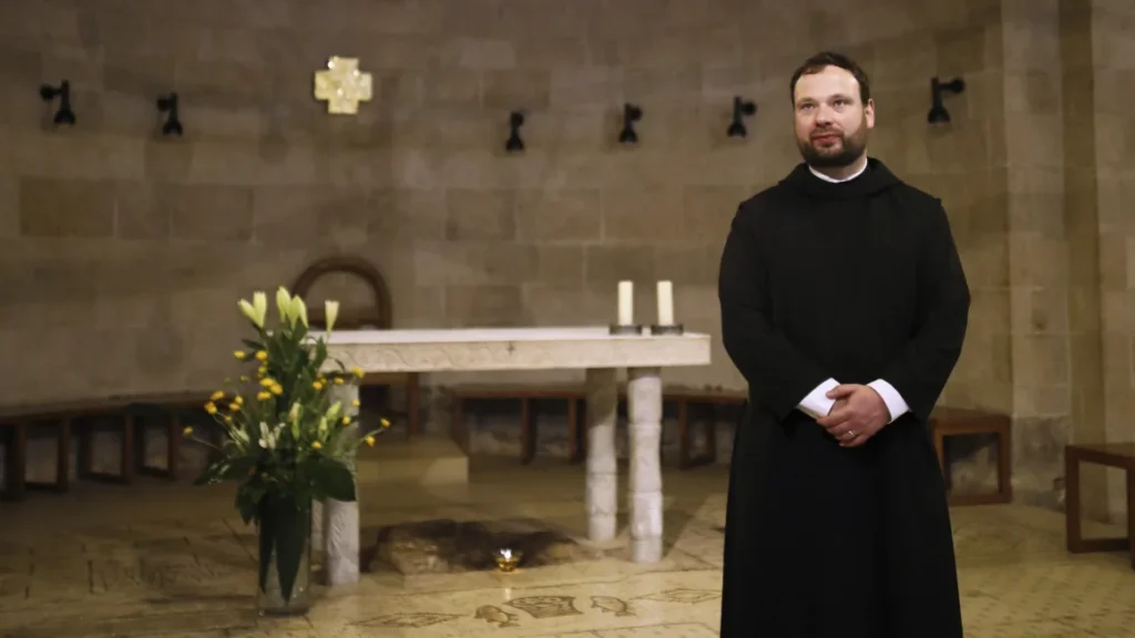 Pencemaran Agama : Pria ultra-Ortodoks terlihat meludahi pendeta Kristen di Yerusalem
