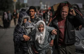 Wanita lanjut usia Palestina meninggalkan rumahnya