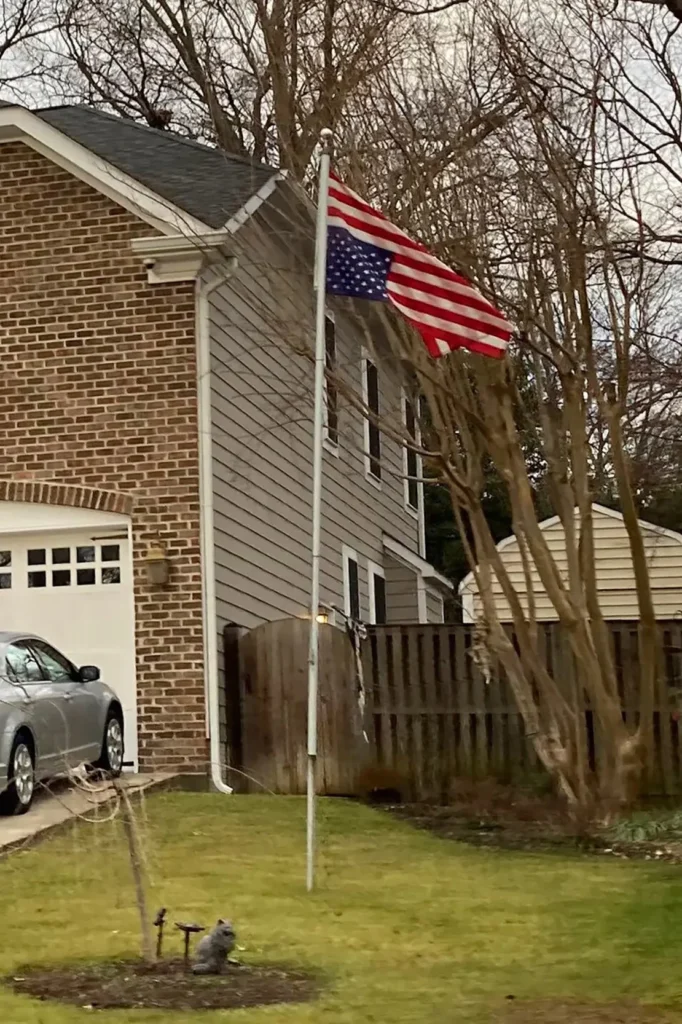 Bendera AS terbalik berkibar di rumah Hakim Samuel Alito