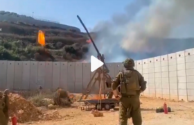 Pasukan Israel melontarkan bola api ke Lebanon