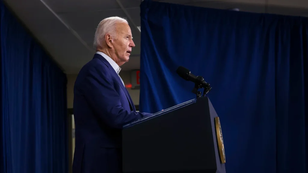 Biden dan tim kampanyenya menghadapi momen nasional yang sulit