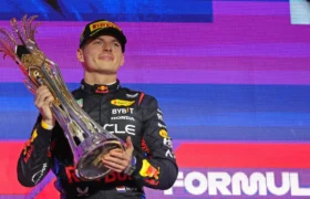 Max Verstappen bercanda setelah meraih finis tiga besar ke-100